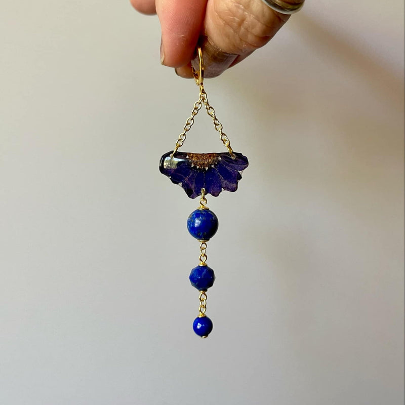 Chained Frameless Blue Daisies with Lapis Lazuli