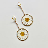 White Daisy Gold Pendulum with Huggie
