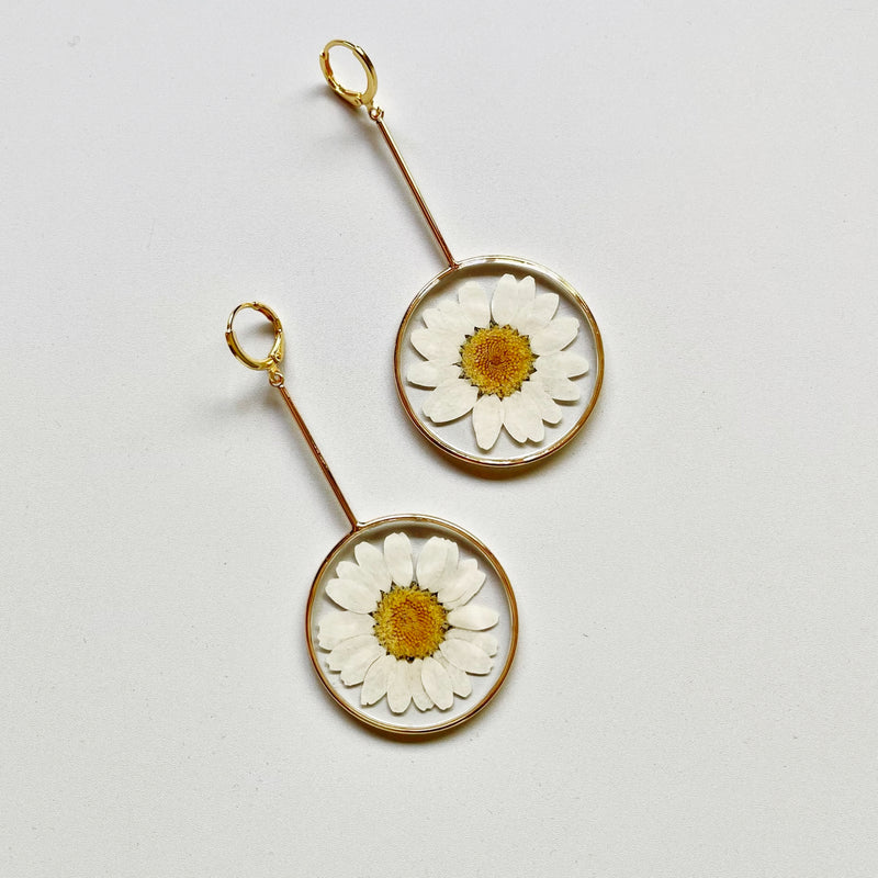 White Daisy Gold Pendulum with Huggie