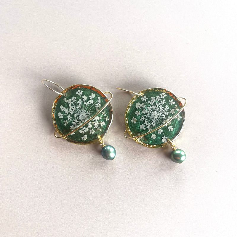 Queen Anne's Lace Green Saturn with Green Freshwater Pearl