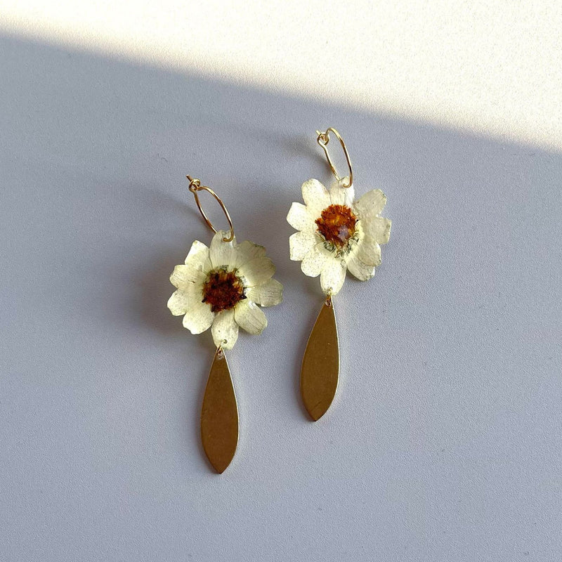 Frameless Off-White Daisy with Brass Leaf