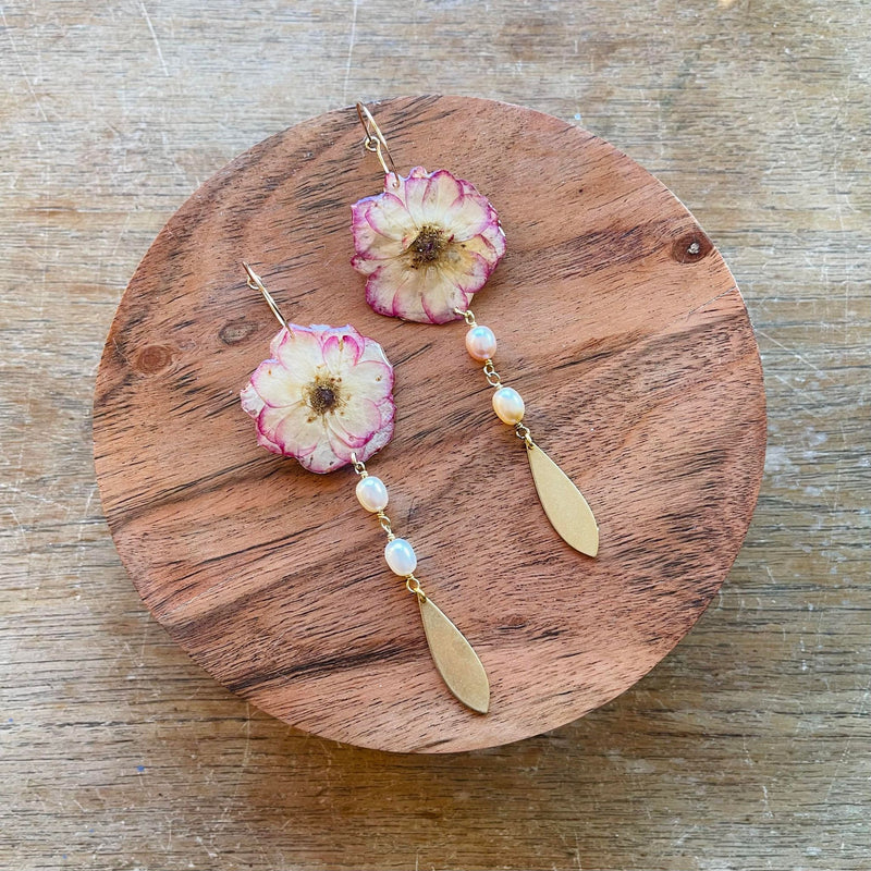 Frameless Ombre Pink Rose with Pearls & Brass Leaf