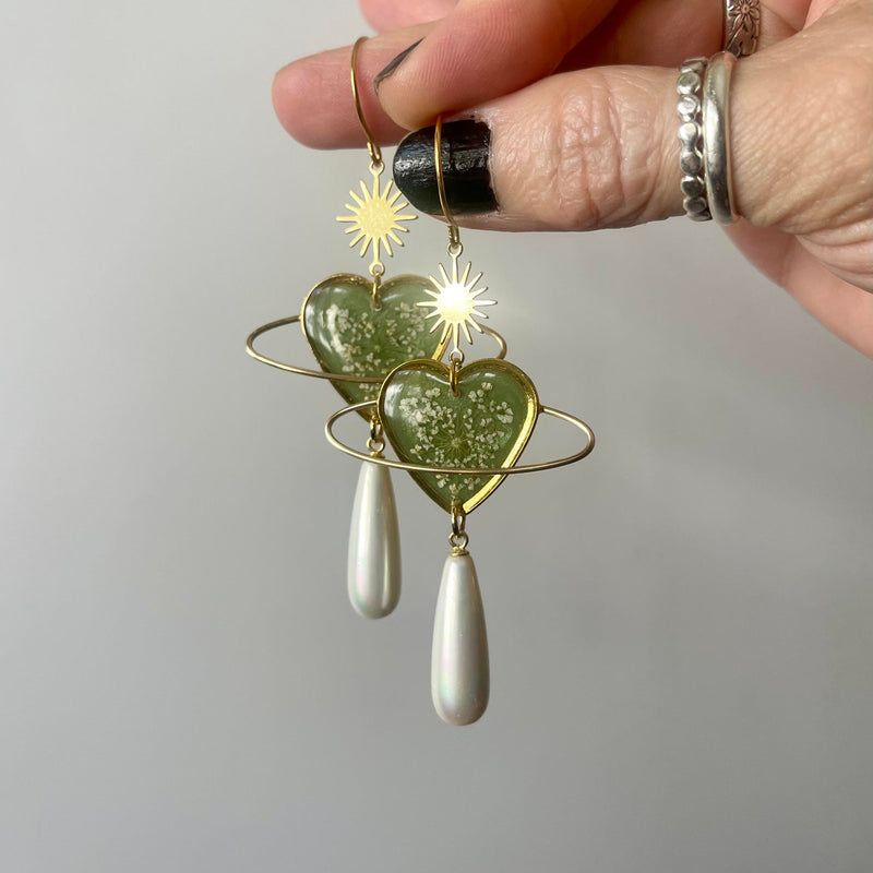 Queen Anne's Lace Jade Heart Saturn with Elongated Freshwater Pearl
