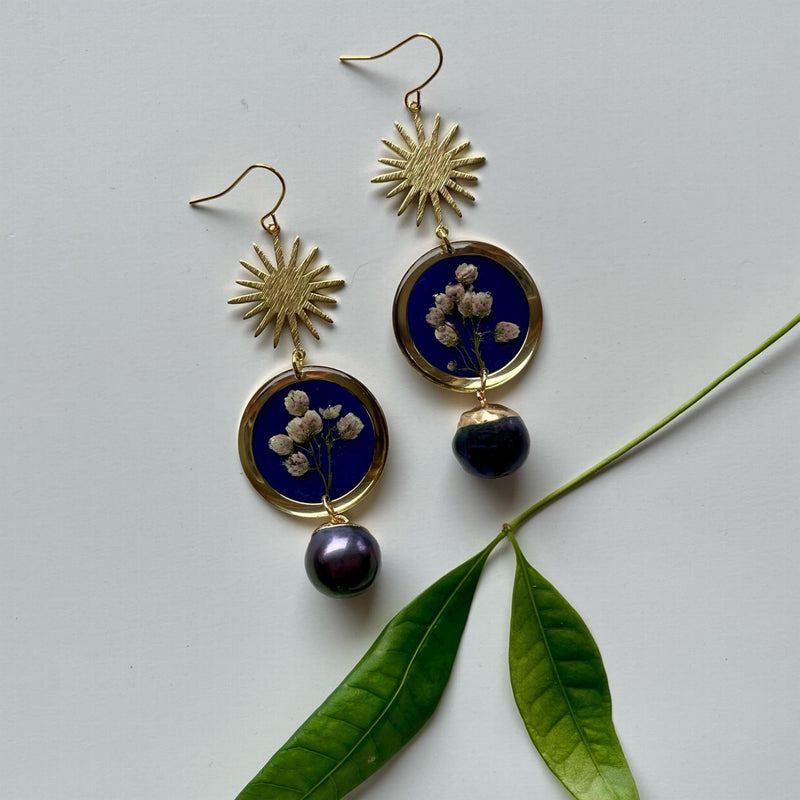 Rice Flower on Midnight Blue with Freshwater Peacock Pearl