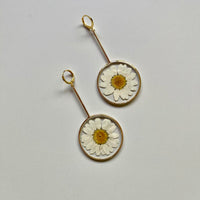 White Daisy Gold Pendulum with Huggie