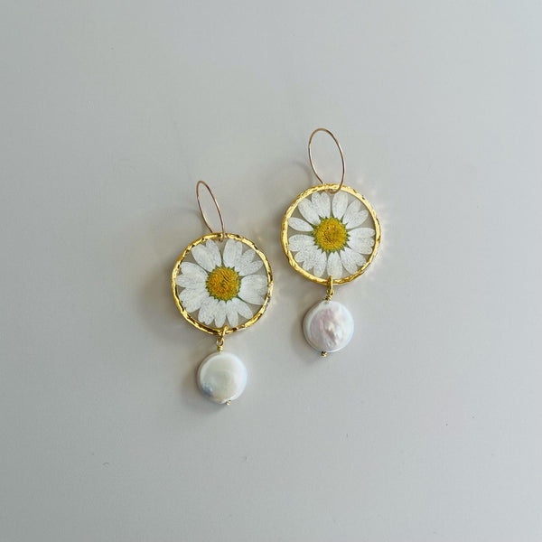 White Daisy with Freshwater Pearl