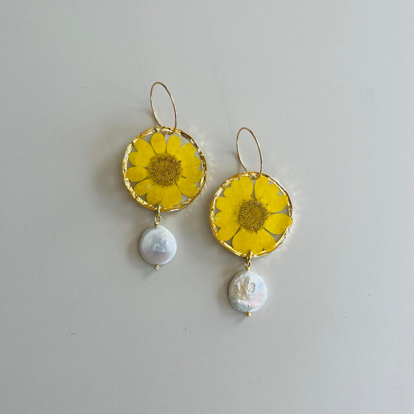 Yellow Daisy with Freshwater Pearl