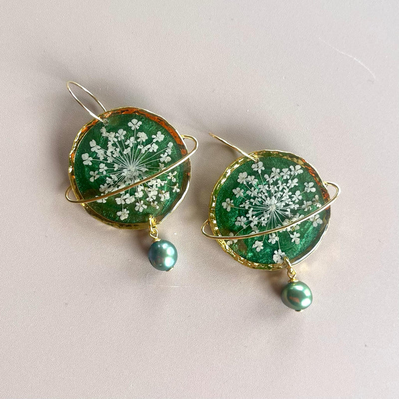 Queen Anne's Lace Green Saturn with Green Freshwater Pearl