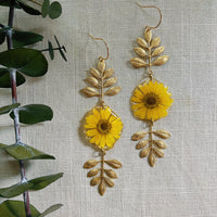 Frameless Yellow Daisy with double brass leaf