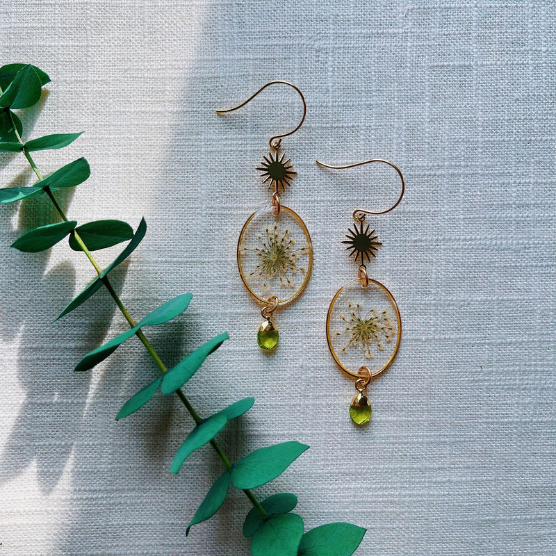 Queen Anne's Lace gold oval with Peridot