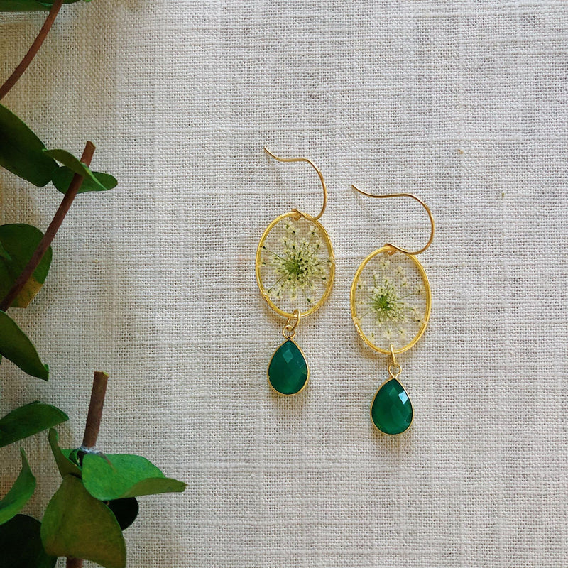 Queen Anne's Lace gold oval with green Onyx