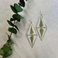 Reflection Fern Triangles on Pearl - Silver