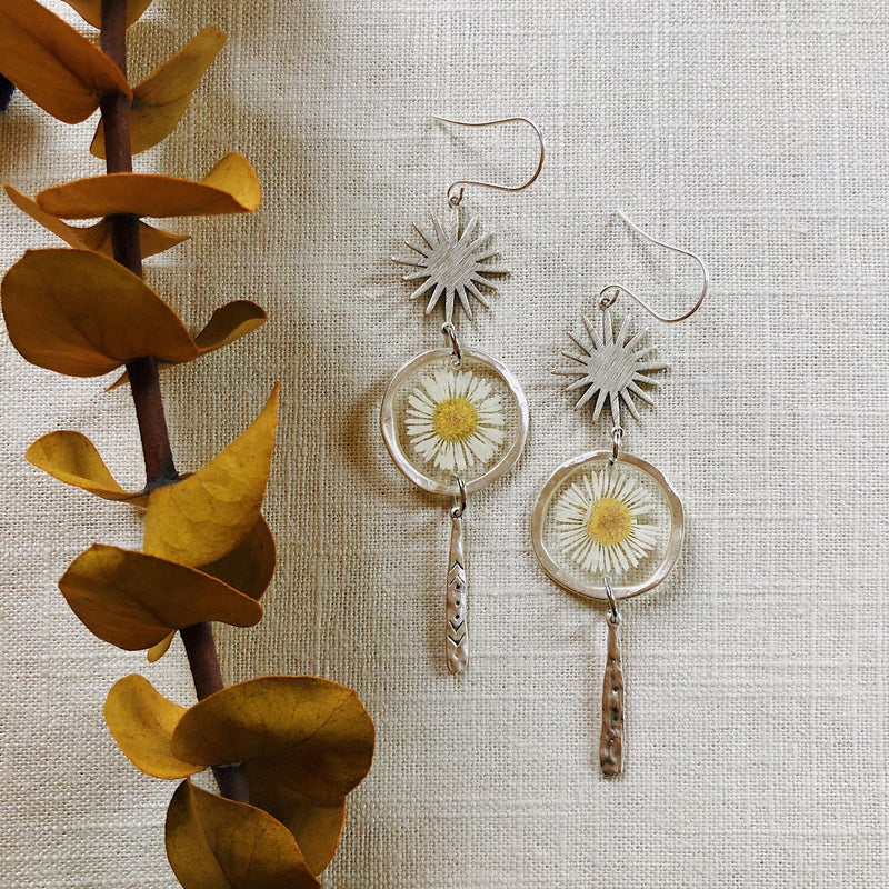 White daisy with silver star & stamped bar dangle