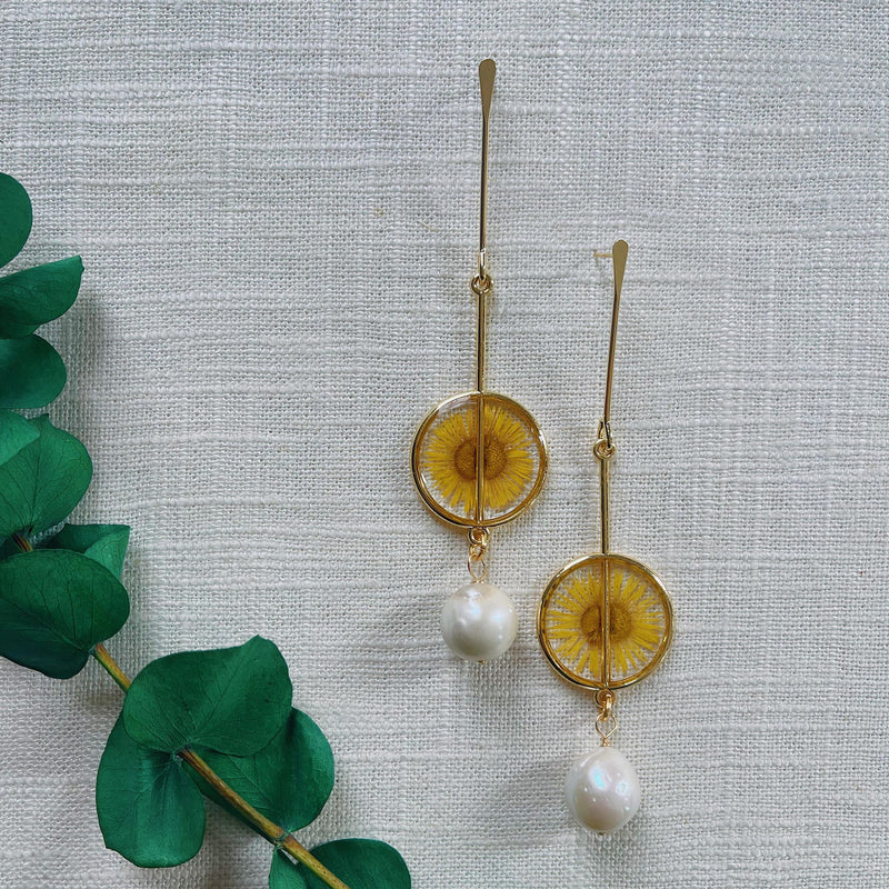 Yellow Daisy Pendulum with Freshwater Pearl