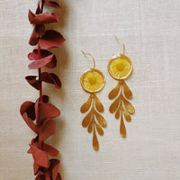 Yellow Daisy with Long Leaf Dangle